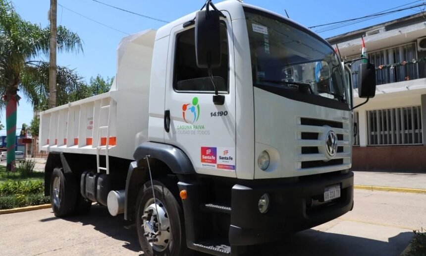 Nuevo camión Volkswagen incorporado por la Municipalidad de Laguna Paiva para reforzar su flota de servicios públicos.