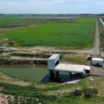 Trabajos de defensa y drenaje en una de las localidades priorizadas por la Provincia para reducir el riesgo de inundaciones.