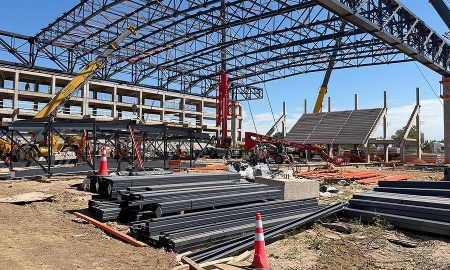 El Microestadio del CARD con su estructura de hormigón y cubierta metálica en desarrollo; tendrá capacidad para más de 3.400 espectadores y será un espacio multipropósito para competencias deportivas y eventos comunitarios.