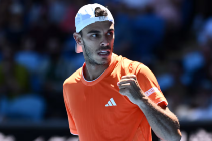 Francisco Cerúndolo celebra un punto durante un partido del Abierto de Australia. Foto de archivo.