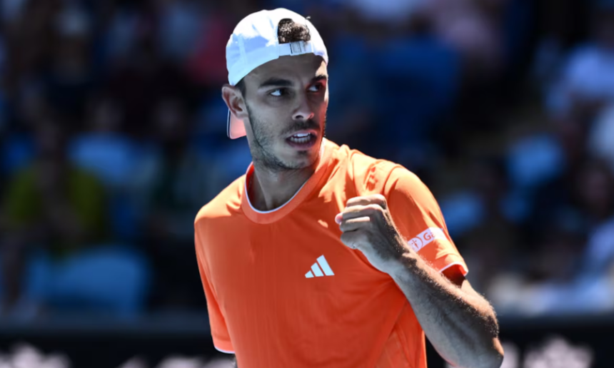 Francisco Cerúndolo celebra un punto durante un partido del Abierto de Australia. Foto de archivo.