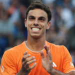 Francisco Cerúndolo celebra su triunfo y avanzar en el Abierto de Australia.