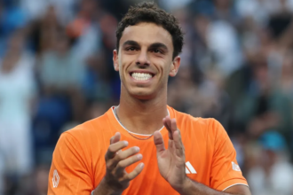 Francisco Cerúndolo celebra su triunfo y avanzar en el Abierto de Australia.