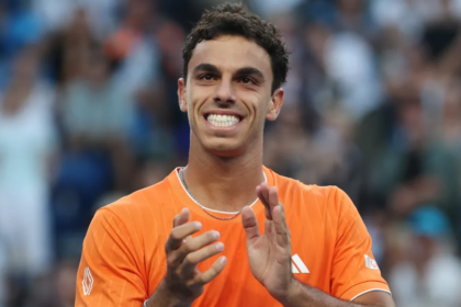Francisco Cerúndolo celebra su triunfo y avanzar en el Abierto de Australia.