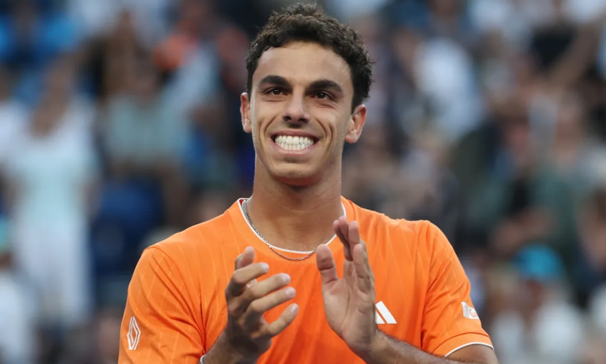 Francisco Cerúndolo celebra su triunfo y avanzar en el Abierto de Australia.