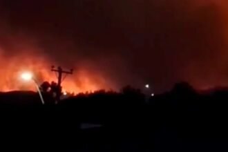 Brigadistas y aeronaves combaten el avance de las llamas en la Región del Biobío, donde rige alerta roja y continúan las evacuaciones preventivas.