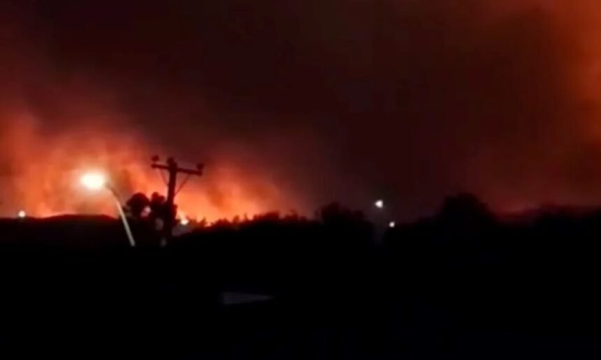 Brigadistas y aeronaves combaten el avance de las llamas en la Región del Biobío, donde rige alerta roja y continúan las evacuaciones preventivas.