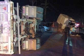 Bomberos trabajaron intensamente para rescatar a un chofer atrapado tras el choque de camiones en Puerto General San Martín.