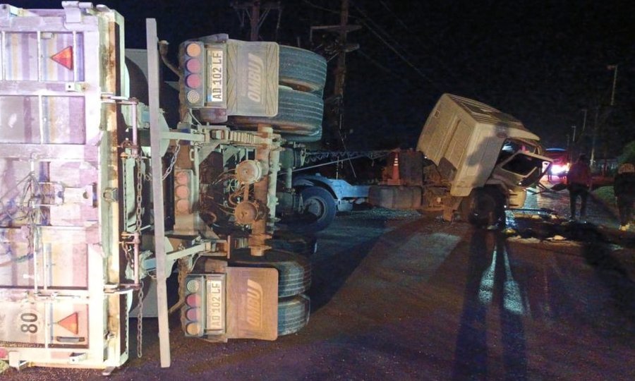 Bomberos trabajaron intensamente para rescatar a un chofer atrapado tras el choque de camiones en Puerto General San Martín.