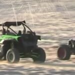 Dos vehículos UTV circulando por la zona de La Frontera, en Pinamar, un sector turístico donde conviven el tránsito recreativo y los riesgos viales.