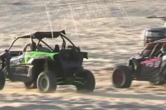 Dos vehículos UTV circulando por la zona de La Frontera, en Pinamar, un sector turístico donde conviven el tránsito recreativo y los riesgos viales.