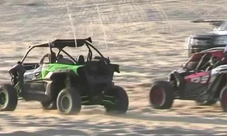 Dos vehículos UTV circulando por la zona de La Frontera, en Pinamar, un sector turístico donde conviven el tránsito recreativo y los riesgos viales.