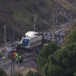 Bomberos y personal de emergencia trabajan en la zona del choque ferroviario en Cartagena, España.