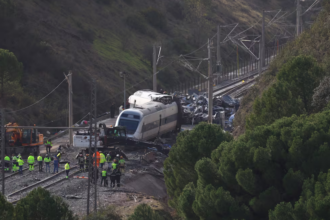 Bomberos y personal de emergencia trabajan en la zona del choque ferroviario en Cartagena, España.