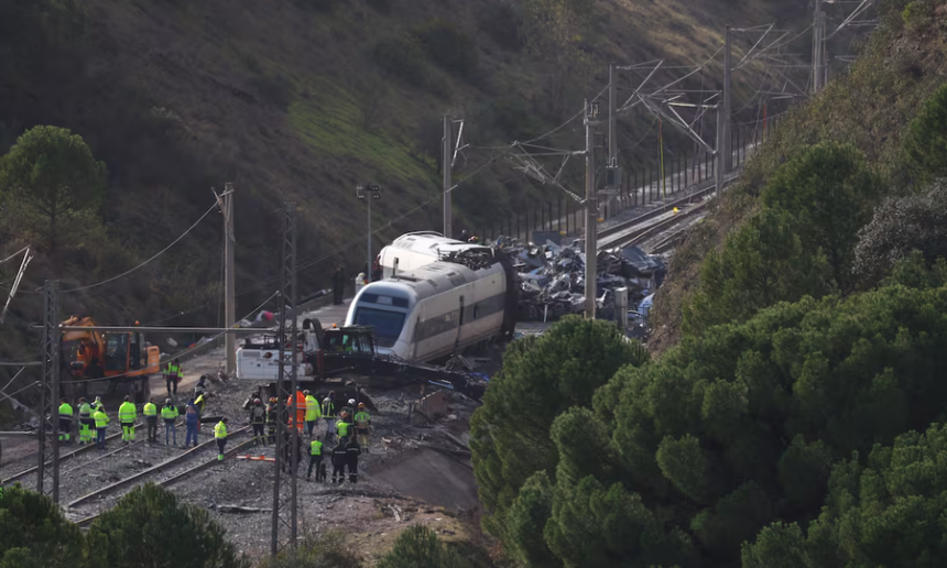 Bomberos y personal de emergencia trabajan en la zona del choque ferroviario en Cartagena, España.
