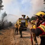 Brigadistas combaten uno de los focos activos en la Patagonia, mientras continúan los operativos para contener los incendios forestales que afectan a Chubut y otras provincias del sur.