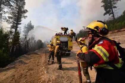 Brigadistas combaten uno de los focos activos en la Patagonia, mientras continúan los operativos para contener los incendios forestales que afectan a Chubut y otras provincias del sur.