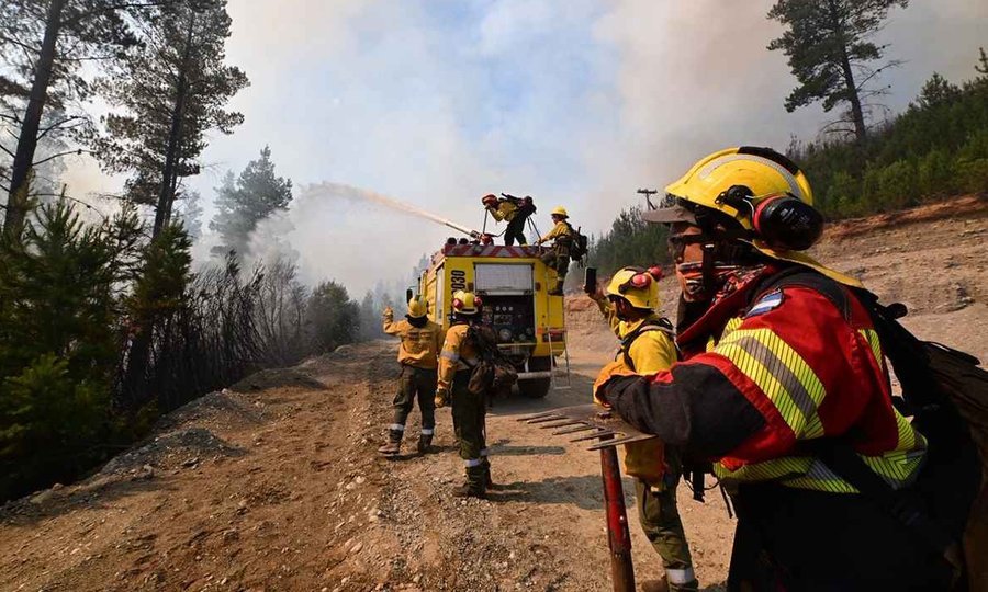 Brigadistas combaten uno de los focos activos en la Patagonia, mientras continúan los operativos para contener los incendios forestales que afectan a Chubut y otras provincias del sur.