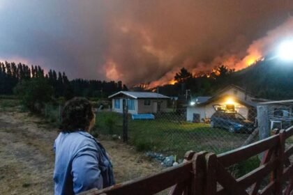 Incendios forestales avanzan sobre zonas cordilleranas de la Patagonia, afectando viviendas, bosques y servicios esenciales.