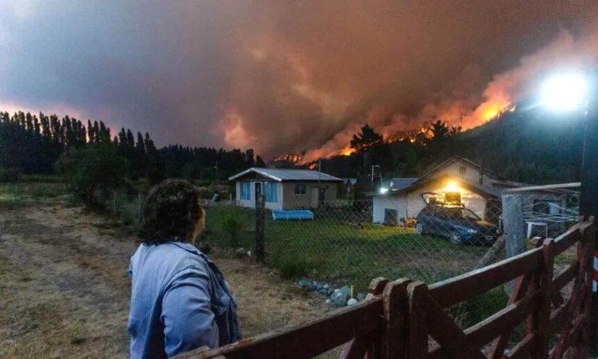 Incendios forestales avanzan sobre zonas cordilleranas de la Patagonia, afectando viviendas, bosques y servicios esenciales.
