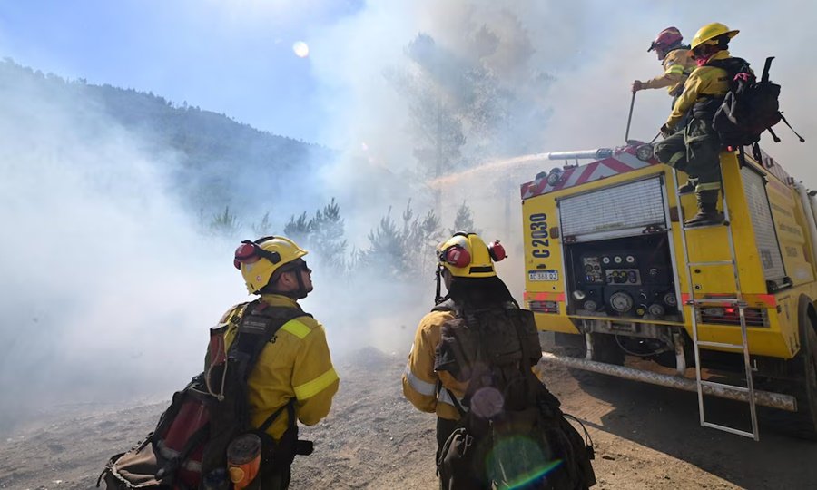 Brigadistas y medios aéreos trabajan en el combate de los incendios forestales en la cordillera de Chubut, en medio de una de las emergencias ígneas más complejas de los últimos años.
