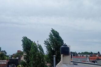 Cielo cubierto y condiciones de inestabilidad durante una jornada con alerta por tormentas en la ciudad de Santa Fe.