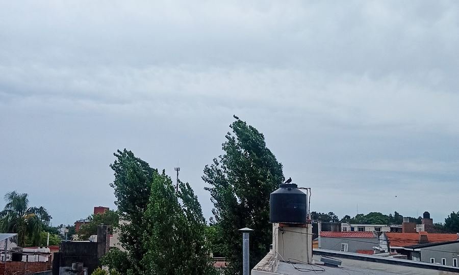 Cielo cubierto y condiciones de inestabilidad durante una jornada con alerta por tormentas en la ciudad de Santa Fe.