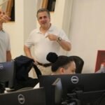 Pablo Cococcioni supervisa el monitoreo urbano a través de cámaras de seguridad, acompañado por integrantes de su equipo de gestión.