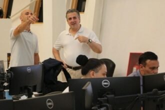 Pablo Cococcioni supervisa el monitoreo urbano a través de cámaras de seguridad, acompañado por integrantes de su equipo de gestión.