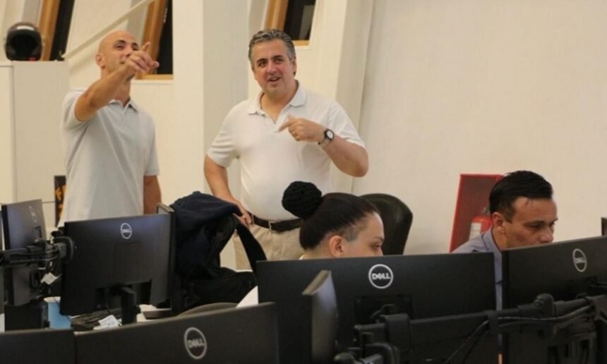 Pablo Cococcioni supervisa el monitoreo urbano a través de cámaras de seguridad, acompañado por integrantes de su equipo de gestión.