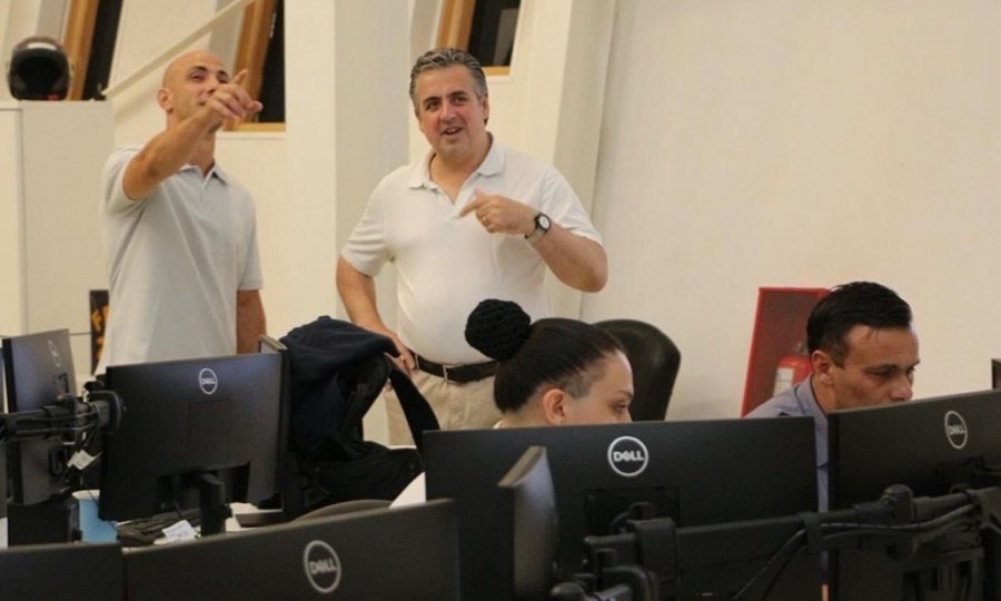 Pablo Cococcioni supervisa el monitoreo urbano a través de cámaras de seguridad, acompañado por integrantes de su equipo de gestión.