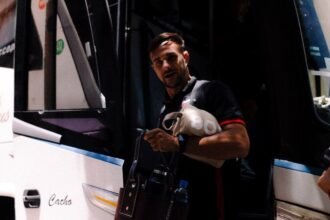 Julián Marcioni, uno de los convocados por Ezequiel Medrán, al llegar a Uruguay para disputar los amistosos de pretemporada con Colón.