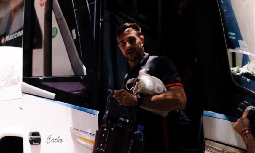 Julián Marcioni, uno de los convocados por Ezequiel Medrán, al llegar a Uruguay para disputar los amistosos de pretemporada con Colón.