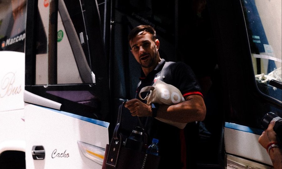 Julián Marcioni, uno de los convocados por Ezequiel Medrán, al llegar a Uruguay para disputar los amistosos de pretemporada con Colón.