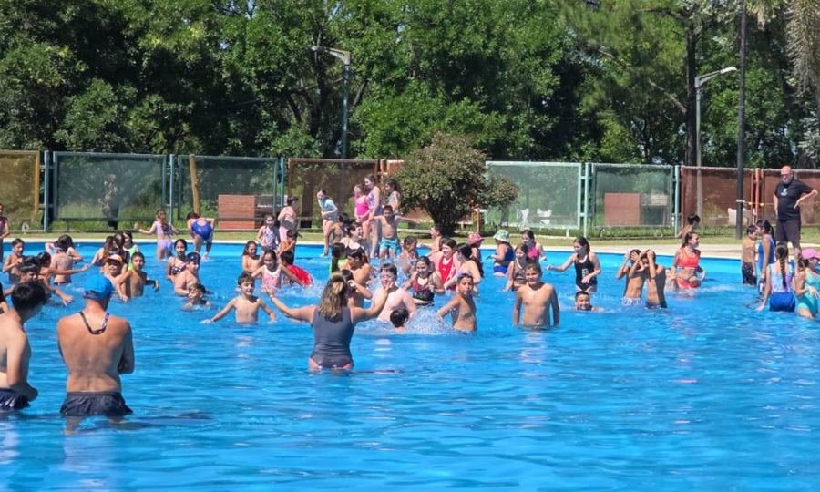 Niños y niñas participan de la Colonia de Vacaciones 2026 en el Parque Recreativo Municipal de Puerto General San Martín.