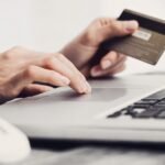 Operación de pago online realizada con tarjeta desde una computadora o celular. Imagen ilustrativa.