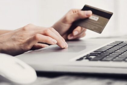 Operación de pago online realizada con tarjeta desde una computadora o celular. Imagen ilustrativa.