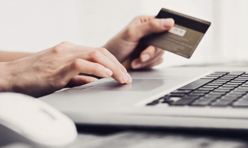 Operación de pago online realizada con tarjeta desde una computadora o celular. Imagen ilustrativa.