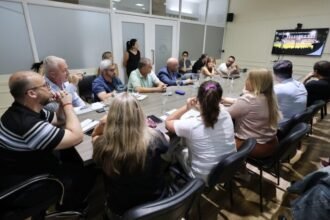 Autoridades del Concejo Municipal de Santa Fe junto a integrantes del Comité Organizador de los Juegos Suramericanos, durante la reunión en la sala Zapata Gollán.