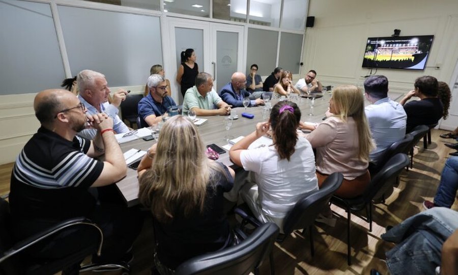 Autoridades del Concejo Municipal de Santa Fe junto a integrantes del Comité Organizador de los Juegos Suramericanos, durante la reunión en la sala Zapata Gollán.
