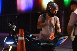 Control vehicular en calles de Santa Fe, en el marco de los operativos municipales destinados a reforzar la seguridad vial y promover el cumplimiento de las normas de tránsito.