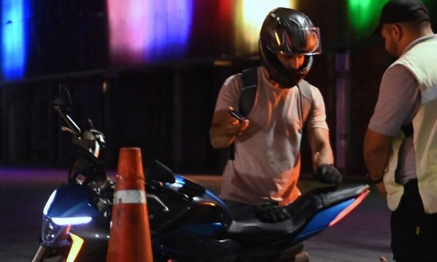 Control vehicular en calles de Santa Fe, en el marco de los operativos municipales destinados a reforzar la seguridad vial y promover el cumplimiento de las normas de tránsito.