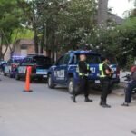 Efectivos policiales realizan controles de vehículos y motovehículos en un punto estratégico de la ciudad de Santa Fe, como parte del plan de prevención del delito.