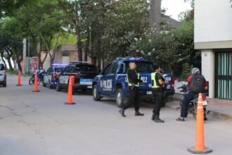 Efectivos policiales realizan controles de vehículos y motovehículos en un punto estratégico de la ciudad de Santa Fe, como parte del plan de prevención del delito.