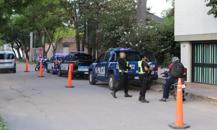 Efectivos policiales realizan controles de vehículos y motovehículos en un punto estratégico de la ciudad de Santa Fe, como parte del plan de prevención del delito.