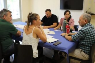 Autoridades municipales de Laguna Paiva durante el encuentro institucional con la Secretaria Ejecutiva del ECAM en el Palacio Municipal.