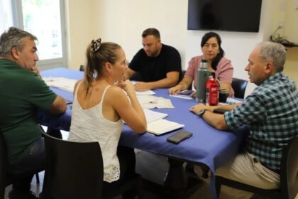 Autoridades municipales de Laguna Paiva durante el encuentro institucional con la Secretaria Ejecutiva del ECAM en el Palacio Municipal.