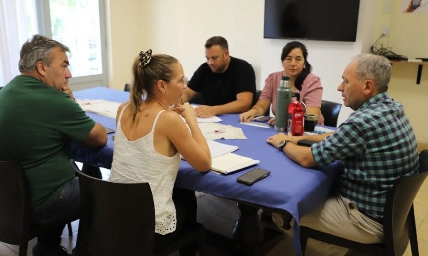 Autoridades municipales de Laguna Paiva durante el encuentro institucional con la Secretaria Ejecutiva del ECAM en el Palacio Municipal.