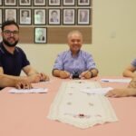 El intendente Elvio Cotterli junto a emprendedores locales durante la entrega de créditos del Banco Solidario Municipal en Laguna Paiva.