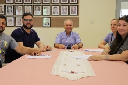 El intendente Elvio Cotterli junto a emprendedores locales durante la entrega de créditos del Banco Solidario Municipal en Laguna Paiva.